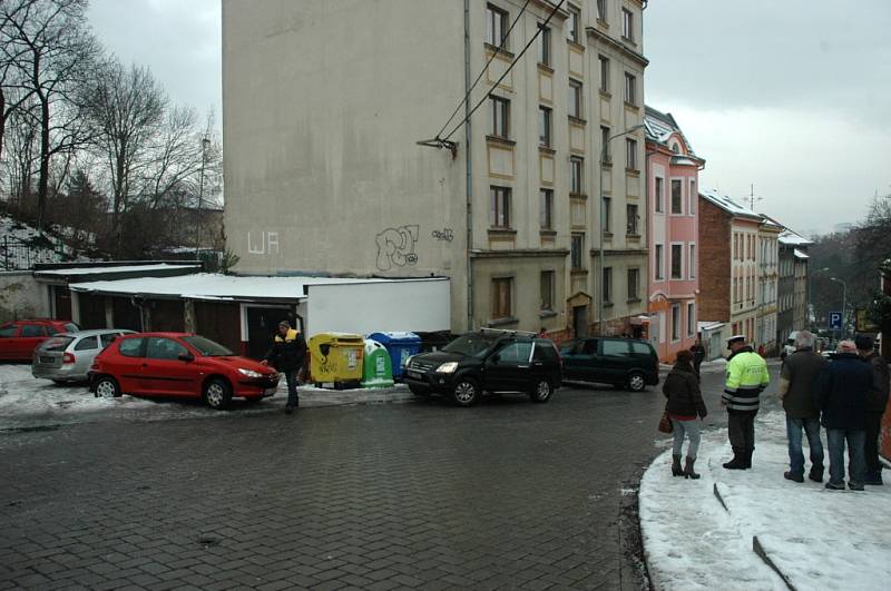 Stará ulice se v úterý ráno proměnila v kluziště.