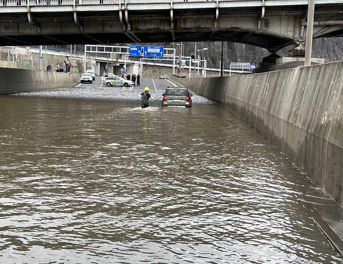 Za nefunkční protipovodňovou vanu a s tím spojené dopravní peklo během velké vody nese podle opozičního hnutí PRO Ústí i město.