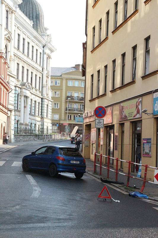 Před osmou hodinou boural na křižovatce Velká Hradební a Pařížská bledě modrý Peugeot.