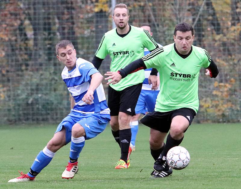 Fotbalisté Chlumce (bílomodří) porazili v utkání I. B třídy Svádov 3:2. Foto: Deník/Rudolf Hoffmann