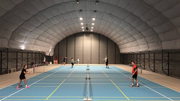 V multifunkční hale T-CLUBU je jeden tenisový kurt, který se dá jednoduše přestavět na pět hřišť na badminton.