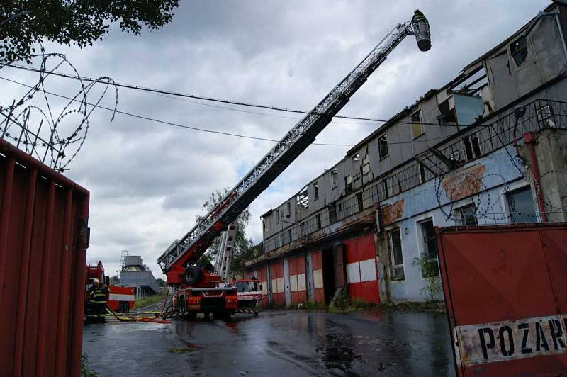 Hasiči vyjeli k požáru střechy v areálu Setuzy.