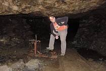 Richard Pokorný během měření půdorysu v dole Gil (SZ Island).