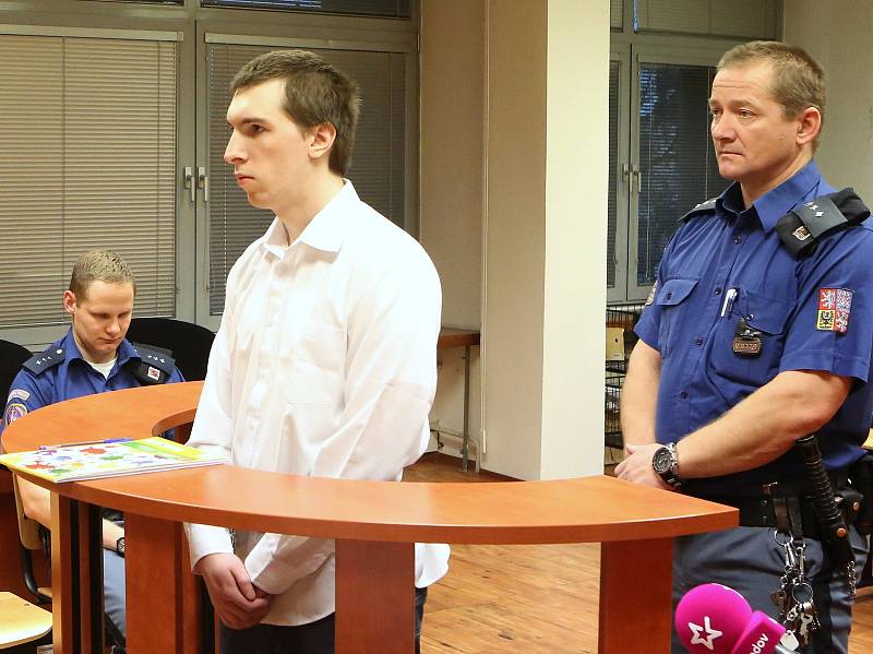 Obžalovaný Jaroslav Pulpán z Děčína obivněný, že sexuálně obtěžoval nezletilé dívky a poté je vydíral přes internet, se zpovídá u ústeckého soudu.