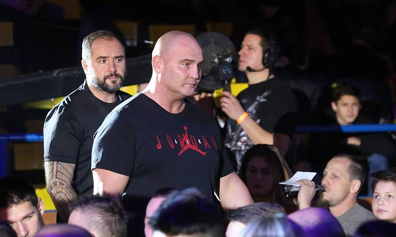 Prvním z vrcholů večera Boxing Live obstarala v zápase číslo sedm před domácím publikem domácí těžká váha Tomáš Šálek, jenž porazil o 22let staršího a 126 kilogramů vážícího Laszlo Totha z Maďarska.