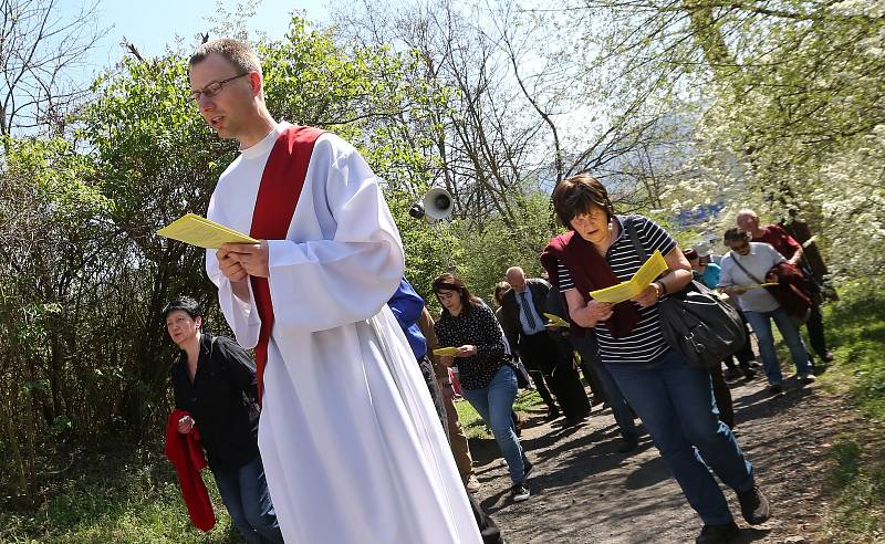 Představitelé církve v Ústí nad Labem odpoledne vystoupili na Mariánskou skálu.