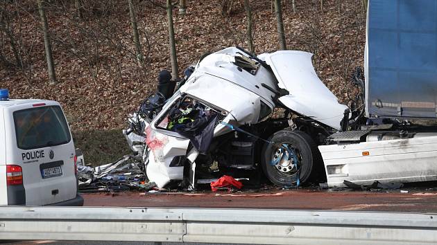 Za smrt řidiče kamionu na dálnici D8 mohla rychlá jízda a únava - Ústecký  deník