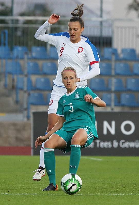 Utkání reprezentantek Česka (v bílém) proti Německu. Na snímku Lucie Voňková