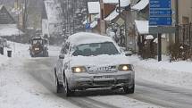 Ve čtvrtek 14. ledna zasypal sníh Děčínsko a Ústecko. Silničáři měli plné ruce práce, aby udrželi v horských oblastech jako je Tisá a Petrovice silnice sjízdné.