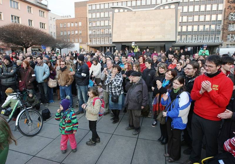 Shromáždění na Lidickém náměstí na podporu ústeckého Činoherního studia.