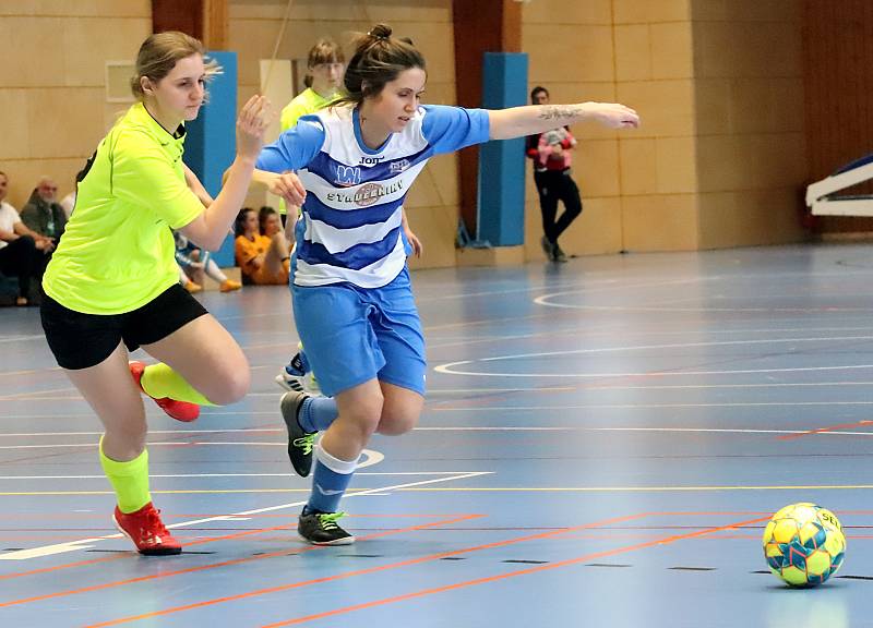 Arma Women Cup - mezinárodní fotbalový turnaj žen v Ústí n/L. Utkání Serkowitzer (žluté) - Ústí n/L (modrobílé).