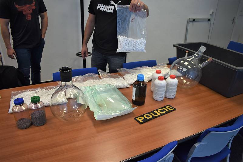 Zadržené léky a další prostředky na výrobu drog ukázali lidé z Toxi týmu ústecké krajské policie.