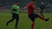 Fotbalisté Junioru Děčín (červené dresy) doma porazili Svádov 3:1.