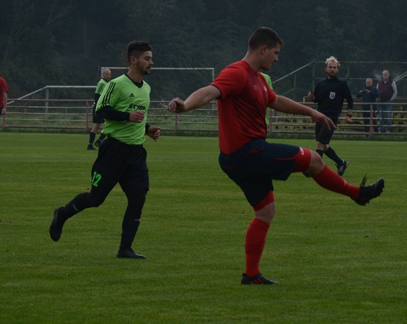 Fotbalisté Junioru Děčín (červené dresy) doma porazili Svádov 3:1.