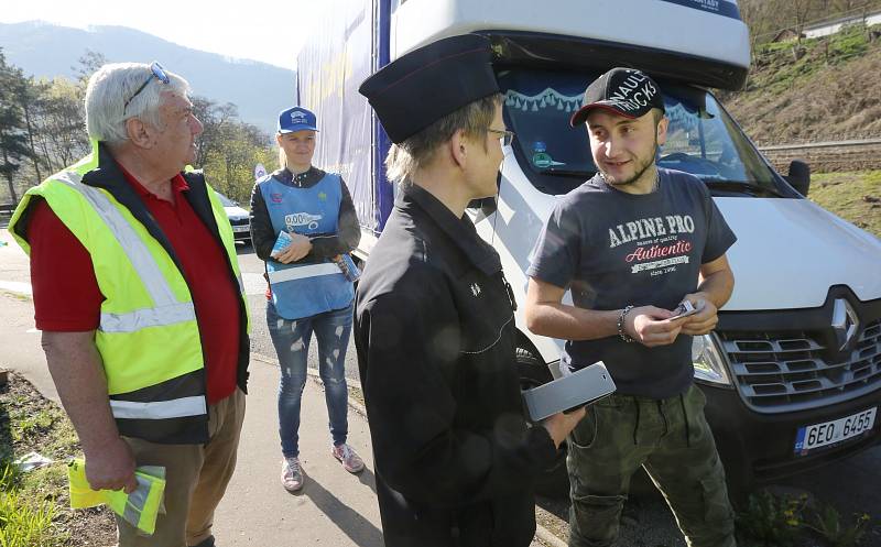 Dopravně bezpečnostní akce probíhala ve středu 17. dubna v Ústí nad Labem - Vaňově. Dopravní policisté rozdávali střízlivým řidičům nealko pivo.