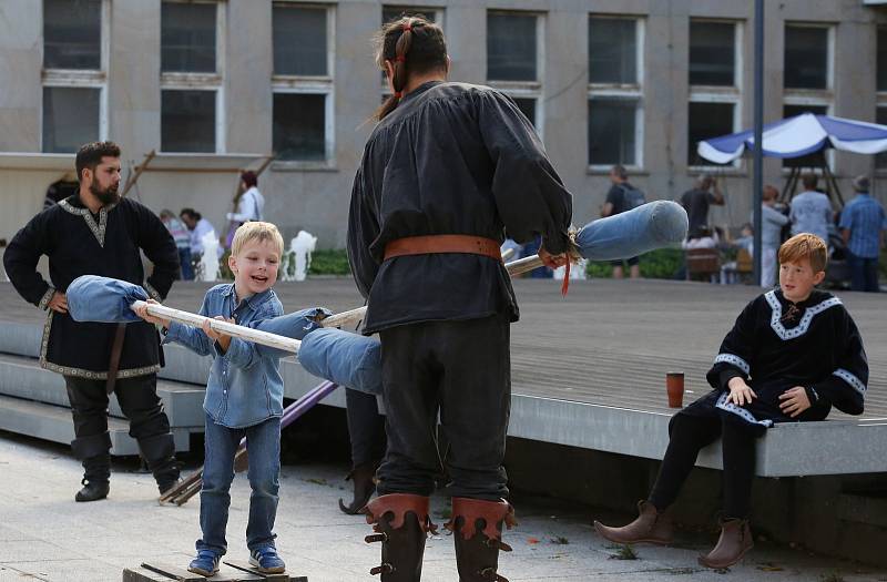 Vystoupení  Václava Neckáře s bratrem Janem a skupinou Bacily na oslavách 770 let královského města Ústí nad Labem. a doprovodný program na Lidickém náměstí.