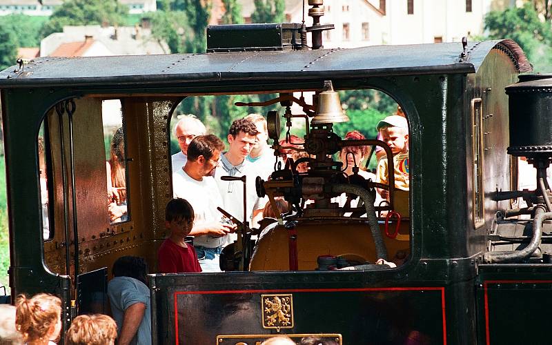 Muzeální železnice v Zubrnicích v sobotu pořádá po dvaceti letech Sraz drezín a vzpomínku na natáčení filmu Páni kluci. Archivní foto ukazuje jak to před dvaceti lety  v Zubrnicích vypadalo.