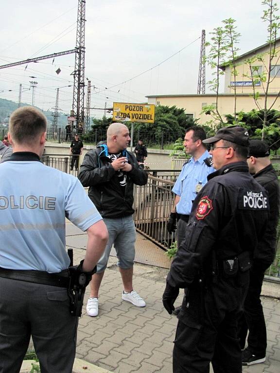 Policisté začali na Západním nádraží zabavovat tyče na vlajky.