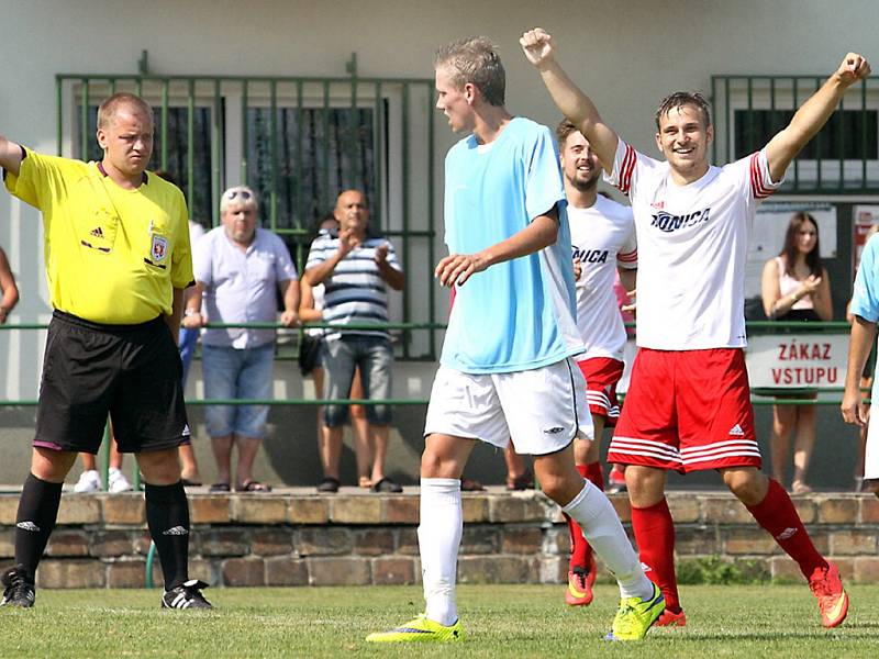 Neštěmice (v bílém) smetli Bílinu 4:1.