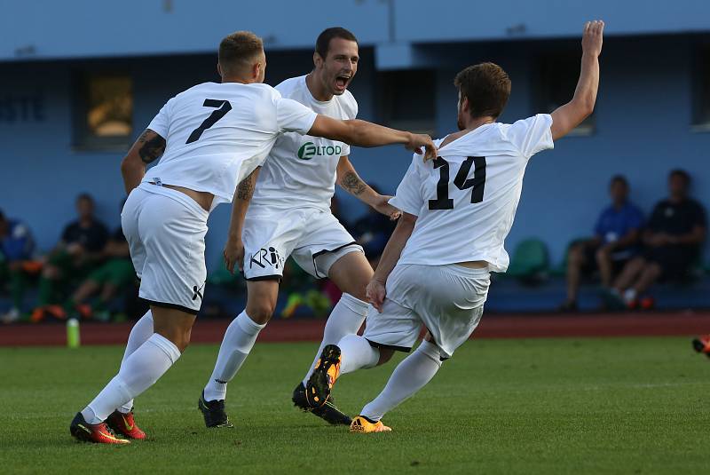 Ústečtí fotbalisté (bílí) prohráli doma s Vlašimí 2:5.