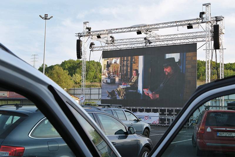 Autokino ve Všebořicích stále láká desítky diváků.