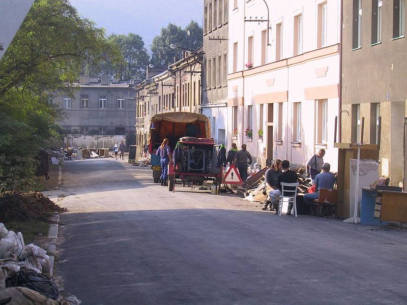 V ulici Křižíkova v Krásném Březně začali lidé likvidovat v úterý 20. srpna 2002 následky povodní.