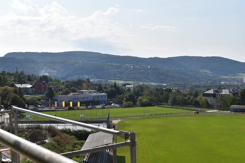 V nové hale, která roste mezi plaveckým areálem a Sportcentrem Sluneta, budou dvě basketbalová hřiště, malé hlediště, moderní zázemí a nová posilovna. Součástí stavby bude také bytový komplex.