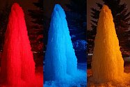 Ledostrom na Severní Terase umí krásně měnit barvy