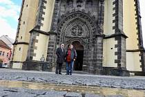 Gotický kostel Nanebevzetí Panny Marie v centru Ústí nad Labem má nejšikmější věž ve střední Evropě. Nově na to upozorňuje informační tabule se šipkou