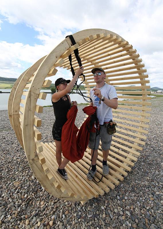 Studenti ČVUT vyrábějí u Jezera Milada dřevěné doplňky. Například stínidlo ve tvaru kruhu, lehátka a hrací prvky.