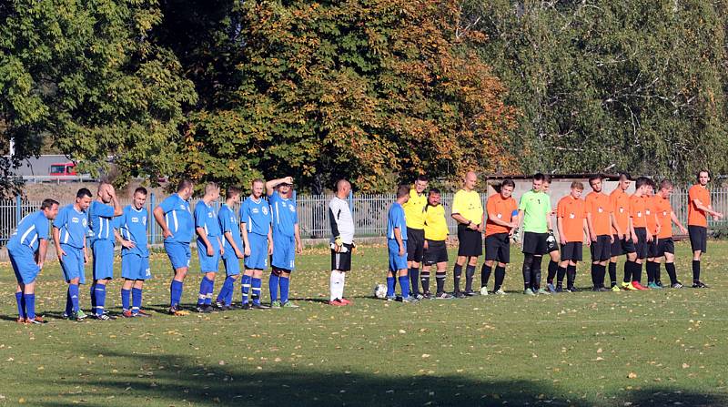 Fotbalisté Velkého Března B (v modrém) doma porazili Povrly 4:1.