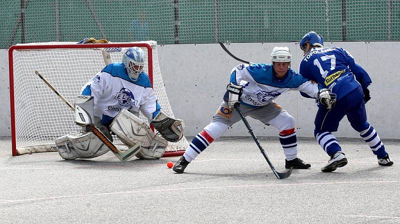Hokejbalisté ústecké Elby (bílo-modré dresy) doma porazili Vlašim 5:4 po samostatných stříleních.