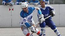 Hokejbalisté ústecké Elby (bílo-modré dresy) doma porazili Vlašim 5:4 po samostatných stříleních.