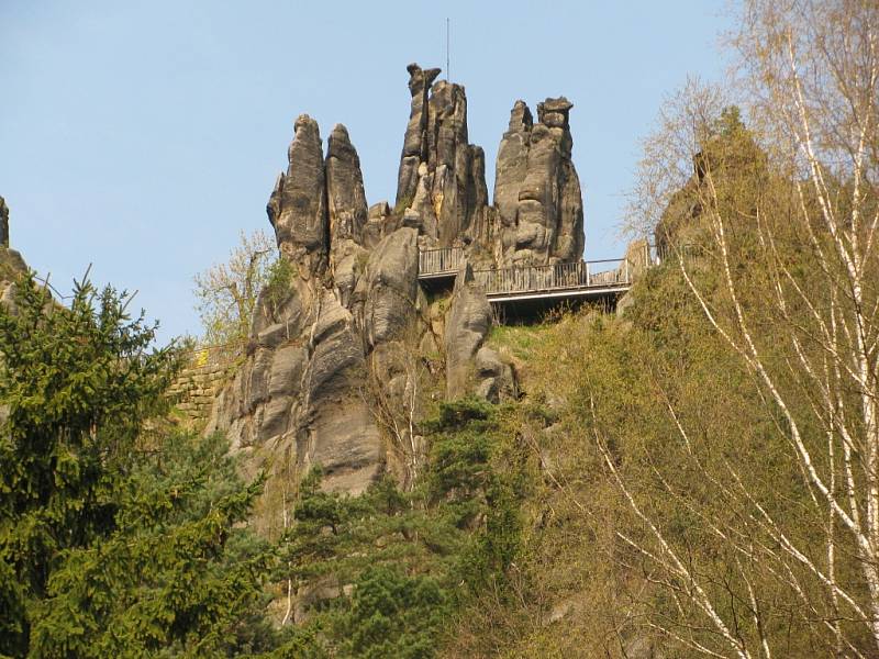 Žitavské hory jsou převážně tvořeny pískovcovými skalami, přesto zde turista najde také žulové varhany, řadu vyhlídek a skalních útvarů.