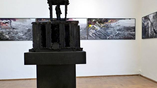 Zóna 1981 - 1992 - 1994 - 2013 je název výstavy, kterou připravila Severočeská galerie výtvarného umění v Litoměřicích a Občanské sdružení Symposion.