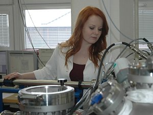 Simona Lupínková u jednoho z přístrojů nutných k její práci v laboratoři na ústecké univerzitě. 