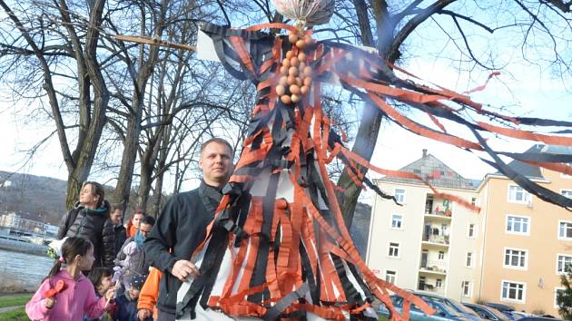 Na Střekově se lidé rozhodli přivítat jaro utopením slovanské bohyně smrti Morany v řece Labi.