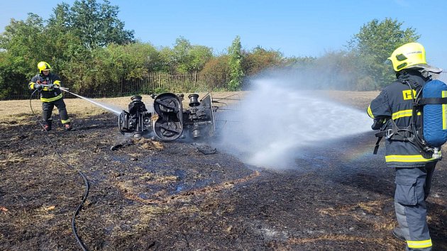 Na Klíši zasahovali hasiči, zahradní traktor skončil v plamenech.