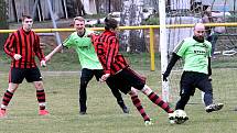 I. B třída 16. kolo.. Fotbalisté TJ Svádov - Olšinky (zelenočerní) zvítězili nad  TJ Union Děčín (pruhovaní) 3:1.