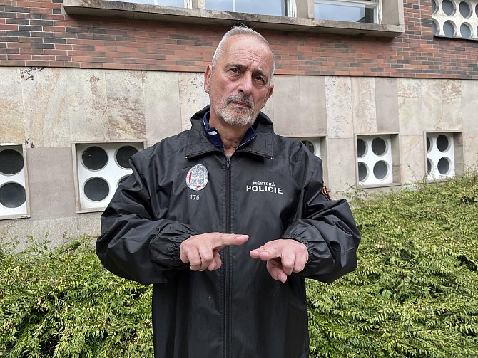 Tlumočník do znakové řeči Milan Holub z Ústí nad Labem, který pracuje pro ústeckou městskou policii a další instituce.