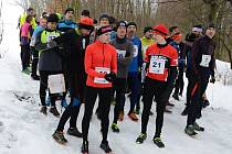 Běh Milana Varcholy přilákal do zasněženého lesa sedmačtyřicet běžců.