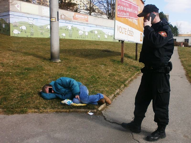 Strážníci našli silně opilého muže.