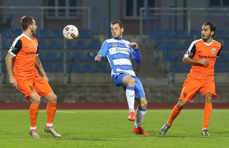 Ústečtí fotbalisté (modro-bílí) doma porazili Vítkovice 2:1.