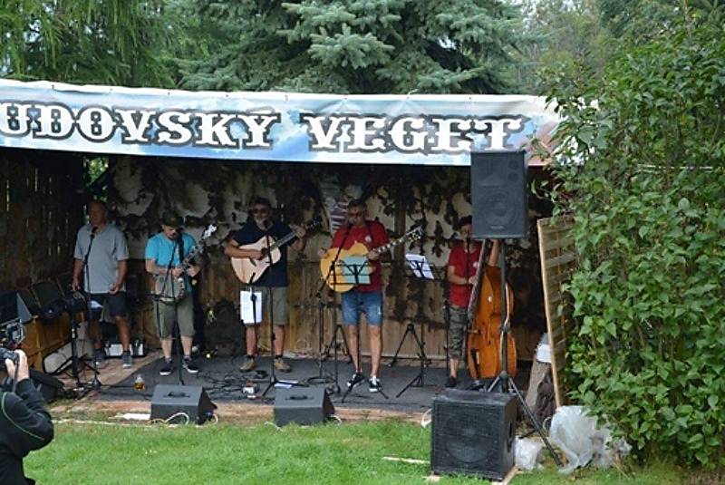 Již pojedenácté se konal tradiční minifestival country a trampské hudby Budovský veget.