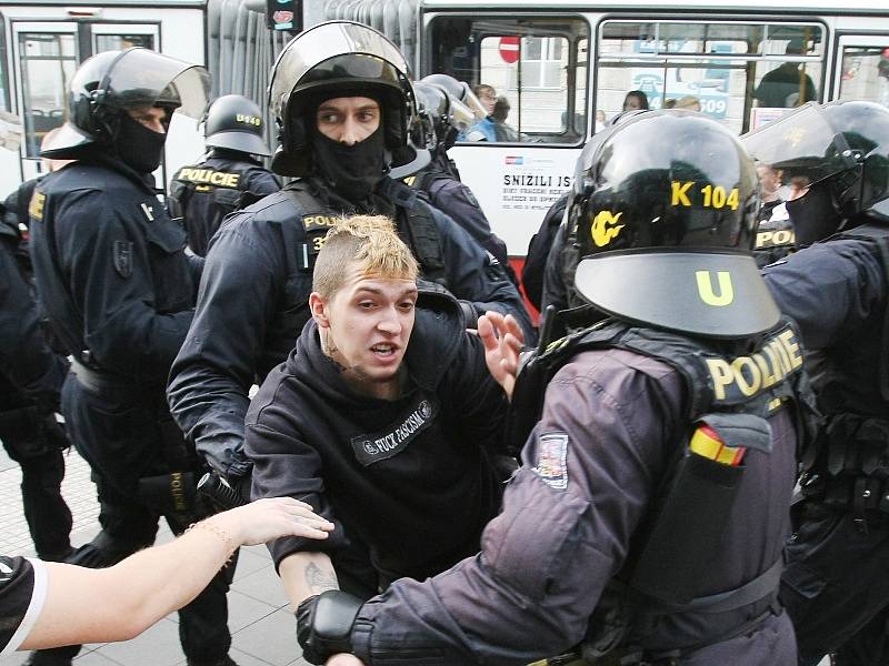 Pochod radikálů na Střekově, proti nim anarchisté a policie. 