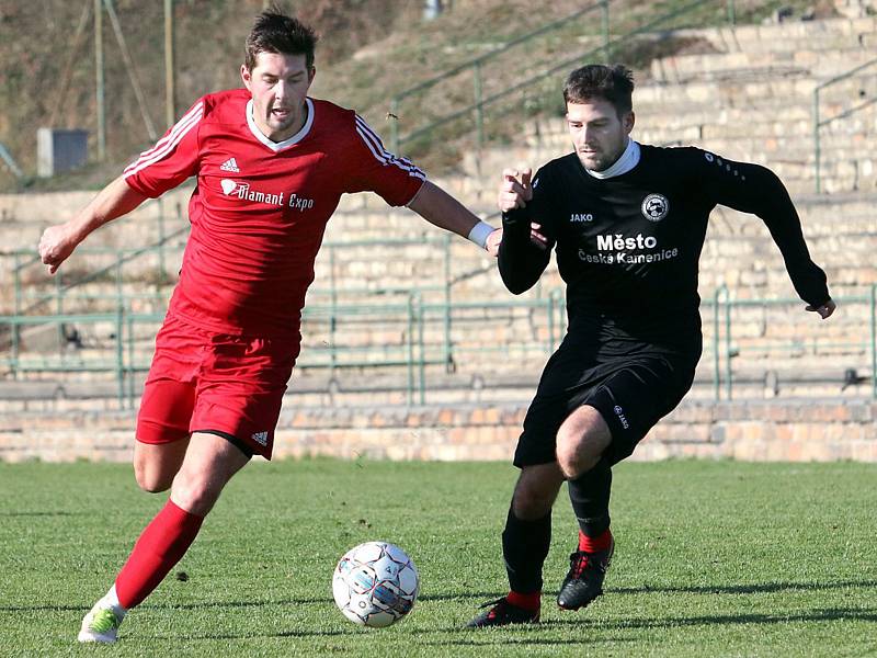 Fotbalisté Neštěmic (v červeném) doma v posledním podzimním kole porazili Českou Kamenici 3:1. Foto: Deník/Rudolf Hoffmann