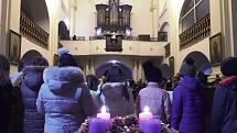 Zpívání v kostele Narození Panny Marie v Chabařovicích. 