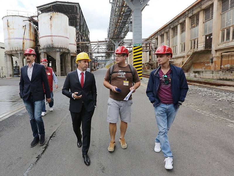 Novou technologie membránové elektrolýzy ve Spolchemii v Ústí nad Labem představil generální ředitel Daniel Tamchyna ( v kravatě) a výrobní ředitel Jan Dlouhý (s knírkem).