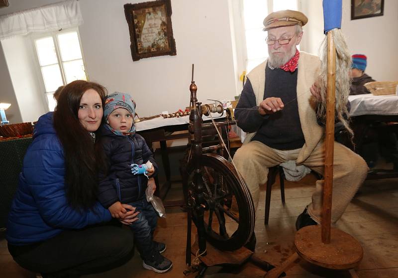 V sobotu a v neděli přišly stovky návštěvníků na tradiční Velikonoční jarmark v Zubrnicích.