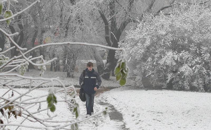 Ráno pokryl centrum Ústí první letošní sníh. Podle meteorologů se ovšem nejednalo o klasický sníh, ale o sníh průmyslový.